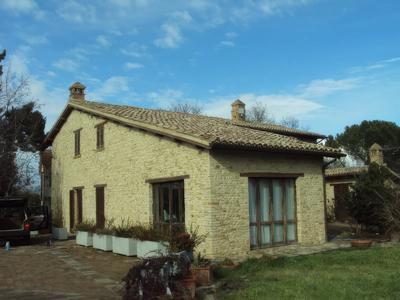 Si raccolgono offerte per un'abitazione con corte pertinenziale a Montefalco (PG), Località Pietrauta Il compendio immobiliare è sito in località Pietrauta, poco distante dal centro di Montefalco, ed è formato da un fabbricato ad uso residenziale che si sviluppa su due livelli e da una corte di 1.930 mq in parte adibita a giardino ed in parte a parcheggio. Raccolta offerte telematica sulla piattaforma www.gobidreal.it Annuncio 33096
