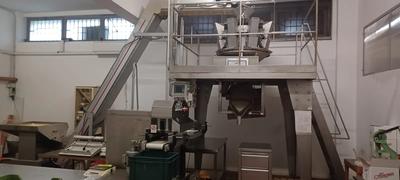 UNA LINEA DI CONFEZIONAMENTO PER CARAMELLE COMPOSTA DA: TRAMOGGIA DI CARICO, NASTRO TRASPORTATORE AUTOMATICO, BILANCIA ELETTRONICA MULTIPLA A 12 CANALI, RIEMPITRICE AUTOMATICA E SIGILLATRICE SEMIAUTOMATICA CON NASTRO TRASPORTATORE CON DUE KLIPPATRICI SEMIAUTOMATICHE COMIZ  - RIEMPITRICE E PESATRICE PER CARAMELLE PICCOLE CON SISTEMA DI CARICO E POSATURA FRAMEC SNC  