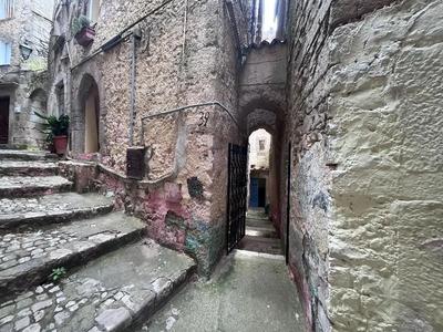 APPARTAMENTO UBICATO NEL CENTRO STORICO DI SONNINO, PIANO TERRA E PIANO PRIMO