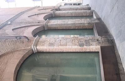 piena proprietà di porzioni di un più ampio e prestigioso fabbricato posto nel centro storico della città di Siena. La porzione principale, ovvero quella più ampia, si sviluppa ai piani terreno e primo della costruzione ed il suo accesso principale e posto al civico 44 di Via di Calzoleria, prospiciente Piazza Tolomei. superficie commerciale complessiva di circa mq. 540,60. Dati catastali e valutazione in perizia di stima.