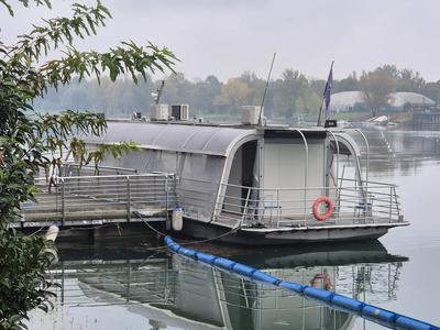 Battello passeggeri per navigazione interna con sistema centrale di pilotaggio da remoto denominata “LE JARDINE”, progettata per impiego su acque riparate e per attività di trasporto 