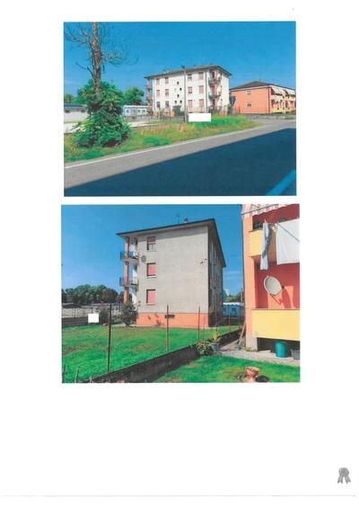 Il compendio immobiliare si trova al pianoterra e primo di un fabbricato pluripiano di tipo residenziale condominiale di vecchio impianto, il quale fabbricato è posto in ambito periferico rispetto al centro cittadino ed in prossimità del centro sportivo e della zona industriale.