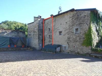 Fabbricato costituito da tre piani fuori terra oltre ad un sottotetto accessibile, occupa per intero la particella di proprietà. In interno un unico locale ad ogni piano, affacciato sul fronte e il vano scala a rampa semplice. Locale igienico in corrispondenza al sottoscala del piano inferiore, sottotetto è dotato di  abbaino. Non presente impianto di riscaldamento ma solo un boiler elettrico in pessime condizioni, così come in pessime condizioni è l’impianto elettrico.