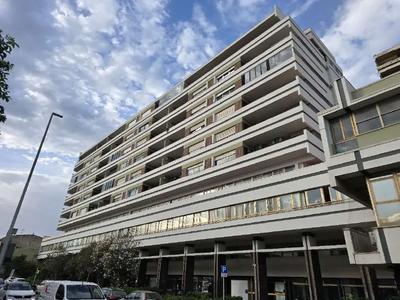 Appartamento in Oristano, via Cagliari 270, Pal SAIA scala E, ascensore B, interno 4, piano 5, in Catasto al F 13- Mapp 1691- sub 22 cat 2, di vani 7,5, nel regolamento di condominio e nelle tabelle millesimali la suddetta unità immobiliare è individuata con la sigla B4