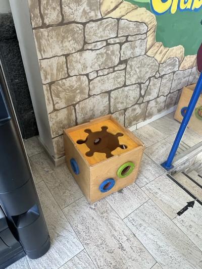 N.4 cubi in legno colore chiaro con inserti colorati, forma circolare. Valore di € 80,00