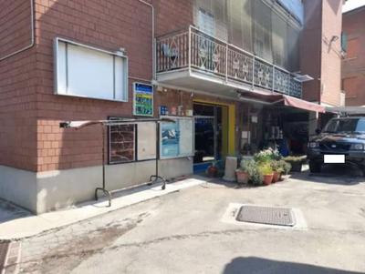 Porzione di negozio e quota di 1/2 di beni a servizio distributore...