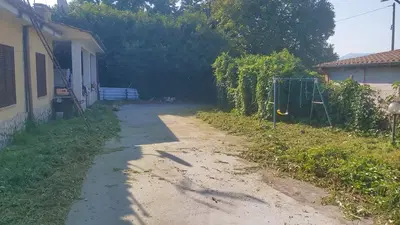 Villino costituito da abitazione posta al piano terra, composto da soggiorno con angolo cottura, due camere da letto e due bagni, un portico e una corte pertinenziale/giardino.