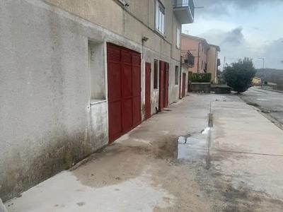 Laboratorio per arti e mestieri sito nel comune di Nusco (AV), Via Santi Giovanni e Paolo, parte di un edificio che si articola su 4 livelli, di cui il primo, presenta destinazione di laboratorio, allo stato non utilizzato, per la lavorazione di prodotti lattiero-caseari. Gli ambienti sono completi nei pavimenti, nei rivestimenti e nelle rifiniture, nei serramenti interni ed esterni. Gli impianti rilevati consistono in elettrico e idrico-sanitario ma sono allo stato non funzionanti.