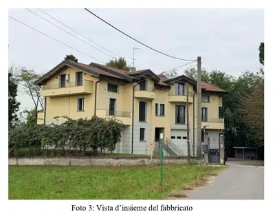 Piena proprietà. In Comune di CASSAGO BRIANZA, nel fabbricato in Via Tremoncino n. 52, appartamento composto da ingresso, soggiorno, cucina abitabile, 2 bagni, disimpegno, 2 camere e 3 balconi al piano secondo-sottotetto; 2 posti auto di pertinenza, ancorchè non accatastati ed individuati nello stato di fatto dei luoghi, oggetto di atto unilaterale per l'assunzione di vincolo (sottoscritto per gli interventi oggetto del permesso di costruire n. 20/05 ma non trascritto dei pubblici registri).