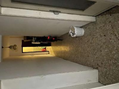 Piena proprietà di un appartamento posto al piano secondo di una palazzina condominiale, a ridosso della stazione dei treni di Modena. E' costituito da un corridoio di ingresso che serve sala da pranzo e soggiorno. Il cucinotto è direttamente accessibile dalla sala da pranzo. Proseguendo lungo il corridoio, il disimpegno della zona notte collega il servizio igienico e due camere da letto. L’appartamento è dotato di n. 3 balconcini. Al piano seminterrato è presente una piccola cantina di proprietà.