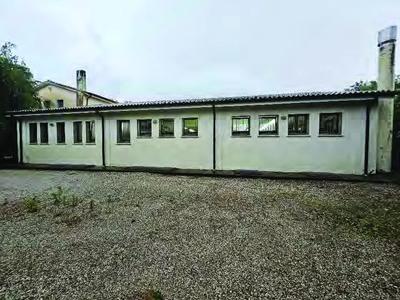 Per le quote e i diritti precisati in avviso di vendita. Compendio immobiliare sito nel Comune di Crocetta del Montello (TV), località Ciano, in Via Giovanni Fantin (in Catasto Via Brigata Campania) n. 27/A, e precisamente laboratorio artigianale con locali accessori, uffici e portico al piano terra; annessi uffici e locali accessori al piano primo; nonché, magazzino, montacarichi e centrale termica al piano interrato. Lotto intercluso.