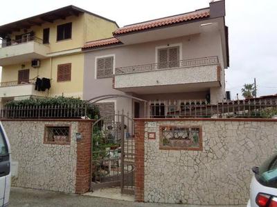 Quota pari all’intero di villetta unifamiliare posta al PT-1°, con...