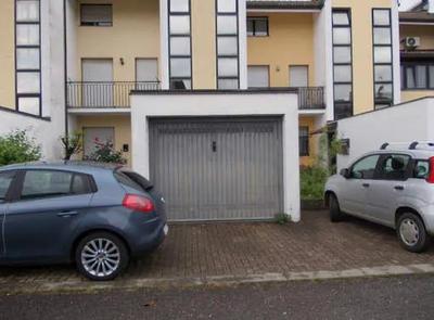 Villetta a schiera su tre piani f.t. con box al piano terra e sedime pertinenziale