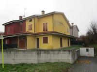 Piena proprietà di villetta a 3 piani fuori terra con...