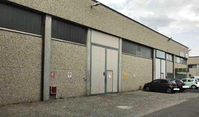 LOTTO 1: porzione di capannone industriale ad uso deposito sito nel Comune di Rodano (MI) in via Kennedy 17, comprensivo di un’annessa area scoperta antistante di pertinenza. L’unità immobiliare risulta in parte soppalcata (zona deposito e magazzino sul lato lungo in aderenza) ed in parte a doppio livello (zona uffici e servizi). Allo stato attuale sull’immobile risulta in essere un contratto di locazione. Dati identificativi: foglio 5, P.lla 671, Cat. C/2 Classe 3 Cons.za 748 mq Superfic