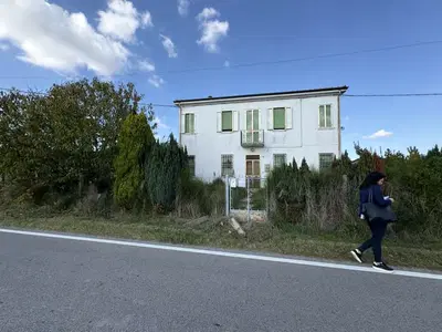 Piena proprietà di fabbricato monofamiliare composto da abitazione al pt-1 con annesso basso comodo, garage e magazzino al piano terra circondati da corte esclusiva. L’abitazione è composta da ingresso, soggiorno, pranzo, cucina, ripostiglio, bagno e cantina accessibile dall’esterno e 2 ripostigli in corpo distaccato al pt, al p1 si trovano 2 camere da letto e corridoio con balcone, libero da persone ed occupato da residuale mobilio.
