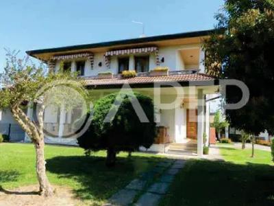 Lotto Unico - piena proprietà di porzione immobiliare facente parte del fabbricato bifamiliare, sito in Comune di Piove di Sacco (PD), località Corte, in via A. Ferrin n. 3 int. 1 e precisamente l'abitazione al piano terra di mq. 115 e il locale ad uso ricovero attrezzi in distacco di mq. 44. Occupato dal debitore.