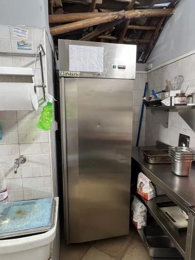 Frigorifero mono anta in acciaio con tre rapini interni, fino a - 4 gradi in buono stato, marca Polaris. Valore di € 500,00.