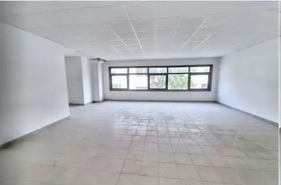 Locale all’interno di un business center, sito in Catanzaro (CZ), Via Lucrezia della Valle - quartiere “Sala”. Superficie lorda 101 mq circa Per maggiori informazioni visitare il portale www.quimmo.it - Codice annuncio 24741