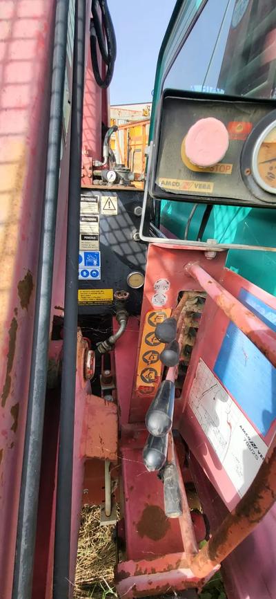 Autocarro usato IVECO 65C15 cilindrata 2800 a gasolio, con cassone ribaltabile trilaterale e con gru dietro la cabina visto e piaciuto nello stato in cui si trova, con revisione scaduta e privo del libretto della gru