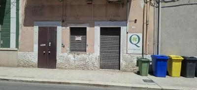 Locale commerciale posto al piano terra, con accesso...