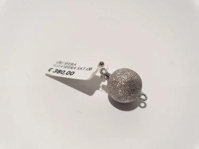 (Lotto n.1875) una chiusura a forma di sfera satinata in oro bianco 18 kt gr. 2,40