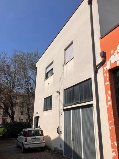 Piena proprieta' di appartamento posto al primo piano, composto da soggiorno, disimpegno con uscita su loggia (attualmente chiusa a veranda completa di parti impiantistiche proprie dei vani principali), cucina, ripostiglio, disimpegno notte, camera, bagno, bagno cieco, guardaroba e camera (vani attualmente resi comunicanti). Superficie commerciale appartamento con accessori pari a mq. 123,33.L'immobile verra' consegnato libero a cura del Custode Giudiziario.