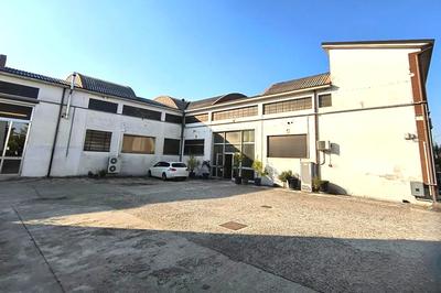 Laboratorio a Piacenza (PC), quartiere Sant’Antonio, via Antonio Morenghi 8. Prima periferia ben servita. Superficie commerciale di 627,40 mq. Fabbricato su due piani con laboratorio artigianale, servizi, vani tecnici, tettoia, magazzini e blocco uffici fronte strada. Finiture e impianti idonei. Cortile condiviso con palazzina residenziale. Condizioni discrete Per maggiori informazioni visitare il portale www.quimmo.it - Codice annuncio 2638682