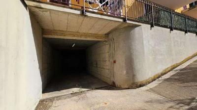 Unità commerciale ad uso bar disposta su due piani, di cui uno fuori terra, inserita in contesto condominiale ristrutturato negli anni 2003-2006, accesso diretto fronte strada