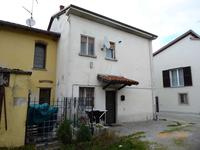 Fabbricato residenziale di due piani fuori terra e...