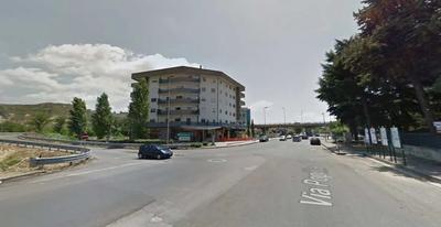 LOTTO 1: Piena proprietà di Magazzini Commerciali con annessi parcheggi al P.T. siti in Cosenza alla Via Popilia n. 198/A-B-C-D con una consistenza di circa mq. 198. Gli immobili risultano censiti al Catasto Fabbricati del Comune di Cosenza al foglio 9: Particella n. 1115, sub n. 68, con ubicazione in Via Popilia n. 198/A n. B e n. C a Piano Terra, zona censuaria n. 2, categoria C/1 classe n. 8 di consistenza catastale 162 mq, con rendita di Euro 4.618,36; Particella n. 1115, sub n. 69, con ubi