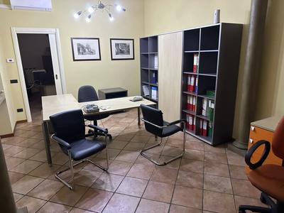 Arredi e macchine elettriche ed elettroniche da ufficio (in perizia lotto 01 e lotto 02)