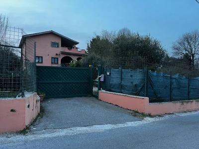 Villino mono residenziale composto al piano seminterrato di Sala...