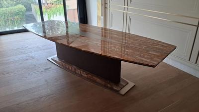 (Lotto n.15) - Tavolo da riunione ovale con piano in onice e base in pelle/metallo e onice, dimensioni 290x110x73 cm circa. 