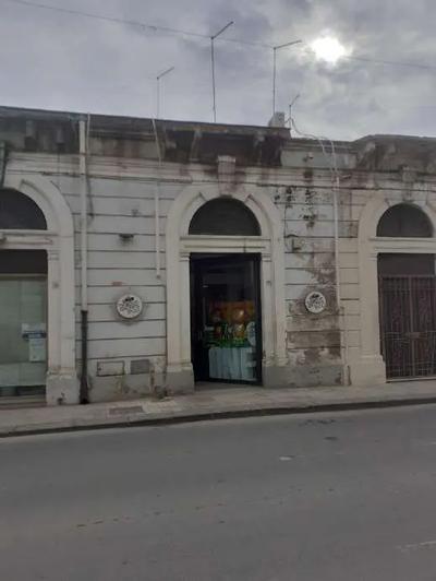Piena proprietà di Laboratorio artigianale con annessa zona vendita al piano terra del fabbricato, composto da due grandi vani collegati da un piccolo vano ed accessorio, sito in Siracusa, Via Catania n.26 (con accesso anche da Via Foro Siracusano n.12), piano terra, in Catasto fabbricati del Comune di Siracusa al foglio 167, p.lla 5122, sub 56 (ex part. 5122 sub 52, ex foglio 170, p.lla 44, sub 52) Cat. C/1, Classe 7, mq 86, R.C. € 2.718,22.