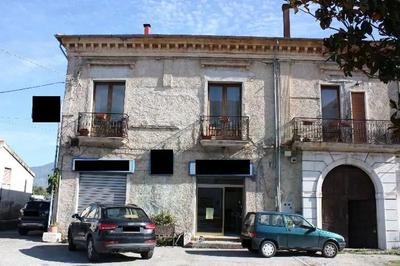 Locale commerciale al piano terra.