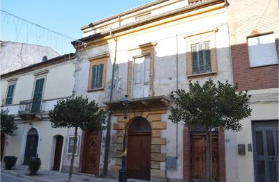 LOTTO UNICO – Piena proprietà su unità immobiliare sita in Gissi (CH) in Corso Remo Gaspari n.25 e precisamente:– abitazione costituita da più livelli posta ai piani terra, primo, secondo e seminterrato, con accesso pedonale diretto dalla strada e scalinate di collegamento interne, dotata di piccola corte accessibile dal piano seminterrato. Facente parte di un edificio ospitante anche altre unità immobiliari.