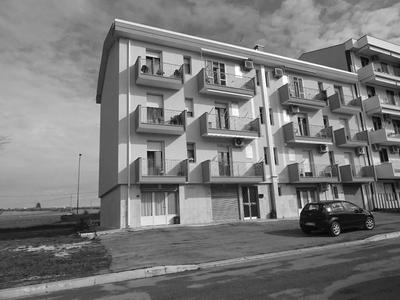 Appartamento di circa mq. 110,00 al secondo piano senza ascensore composto da un’ampia zona adibita a pranzo con annesso piccolo cucinino, soggiorno, bagno, una cameretta e una camera da letto. L’intero appartamento si presenta in buono stato conservativo. L’immobile è dotato di APE.