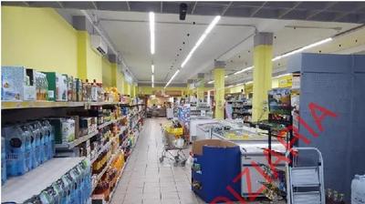 Locale commerciale indipendente adibito a supermercato con area parcheggio...