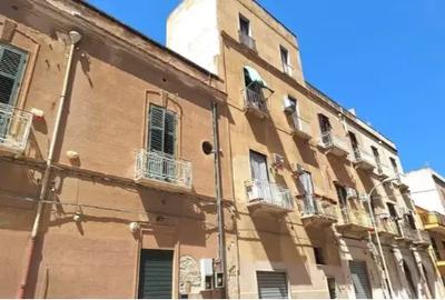 Appartamento (sub 11) a Trapani (TP), via Passo Enea 43. Piano quarto di palazzo ristrutturato in zona centrale. Superficie commerciale di 42,00 mq. Condizioni discrete Per maggiori informazioni visitare il portale www.quimmo.it - Codice annuncio 2537872