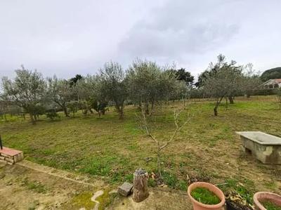 Piena proprietà di appartamento con garage di pertinenza, distinti al...