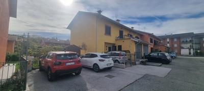 VILLETTA A SCHIERA SU TRE LIVELLI 