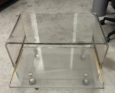 Lotto 31 - costituito da: N.1 CARRELLINO IN PLEXIGLASS SU RUOTE