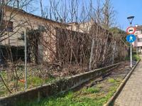 Piena proprieta' di un'area urbana, per un lato fronte...