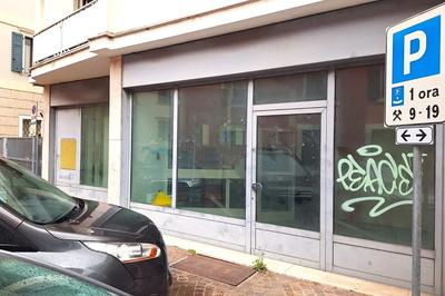 Negozio a Mori (TN), via Gustavo Modena 47. Superficie commerciale di 625,00...