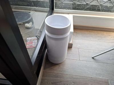 Lotto 1: il lotto comprende porta ombrelli in materiale plastico,...