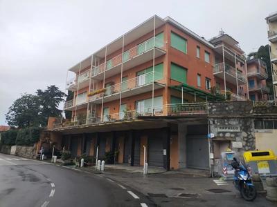 DIRITTO di USUFRUTTO VITALIZIO, in Comune di Rapallo (GE), Via Aurelia Levante di: A) appartamento, facente parte del Condominio di Via Aurelia Levante, civico 111, posto al piano secondo, distinto con il numero interno 7, composto da: doppio ingresso, cucina indipendente, grande soggiorno, 2 camere, 2 bagni e n. 2 balconi; B) garage, ubicato al piano terra del condominio di via Aurelia Levante n. 111, civico 117, posto al piano terra, contraddistinto con il numero 10.
