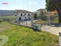 Piena proprietà di fabbricato ad uso residenziale di tre...