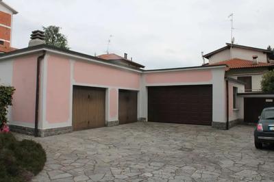 Villa unifamiliare con ampio giardino pertinenziale realizzata su due piani fuori terra, oltre a piano interrato e piano sottotetto