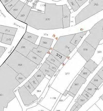 Gli immobili oggetto della presente vendita sono costituiti da un immobile di civile abitazione posto al piano terra e sito in Vicolo del Curiale n. 3. L'unità immobiliare è parte integrante di un quartiere del centro storico composto da più unità abitative con ingressi indipendenti lungo il Vicolo del Curiale. Il fabbricato si sviluppa su un unico livello.L’appartamento presenta una superficie commerciale complessiva di mq. 74,51 circa.